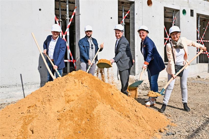 DP-Wohnungsbauminister Claude Meisch (M.) mit seiner Ersten Regierungsrätin und Präsidentin des „Fonds du logement“, Diane Dupont (2.v.r), Anfang Mai bei einem Pressetermin in Wiltz

