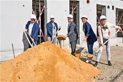 DP-Wohnungsbauminister Claude Meisch (M.) mit seiner Ersten Regierungsrätin und Präsidentin des „Fonds du logement“, Diane Dupont (2.v.r), Anfang Mai bei einem Pressetermin in Wiltz

