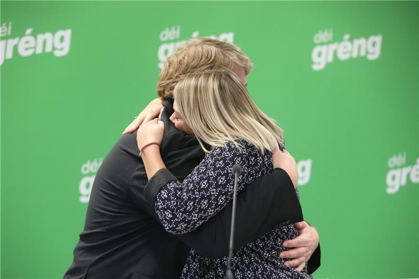Da bleibt kein Auge trocken: Jung und Alt liegen sich bei den Grünen in den Armen

