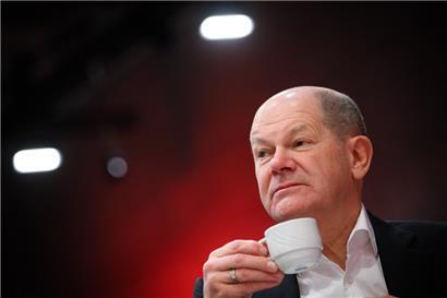 Da braucht es Kaffee: Nach der ausgebliebenen Abrechnung beim Bundesparteitag der SPD muss Scholz am Abend wieder um das 17 Milliarden Euro große Loch im Etat für 2024 ringen. 
