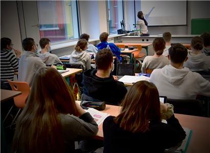 Da die Schulbevölkerung im „Enseignement général“ heterogener sei als jene im „Enseignement classique“, sei laut Bildungsministerium bei Ersteren die Organisation der unteren Klassen vor der Reform nicht flexibel genug gewesen, um den unterschiedlichen Profilen der Schüler Rechnung zu tragen.
