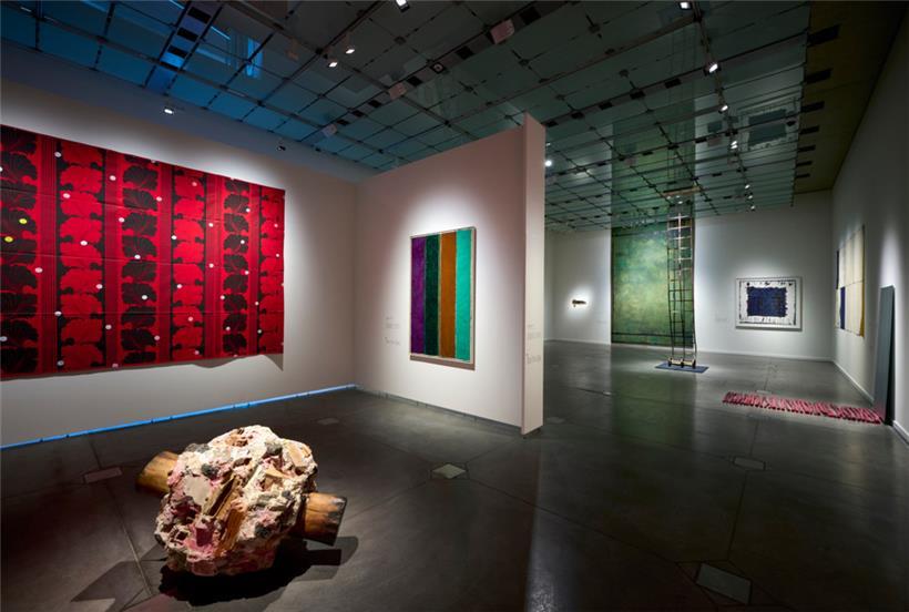 Da die „Supports/Surfaces“-Bewegung nicht bei allen Kunstfreunden bekannt ist, hat das MNAHA die hauseigene Kunstfigur „Wulles“ bemüht, um selbst einem jungen Publikum diese Art, Kunst zu gestalten, näherzubringen
