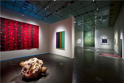 Da die „Supports/Surfaces“-Bewegung nicht bei allen Kunstfreunden bekannt ist, hat das MNAHA die hauseigene Kunstfigur „Wulles“ bemüht, um selbst einem jungen Publikum diese Art, Kunst zu gestalten, näherzubringen
