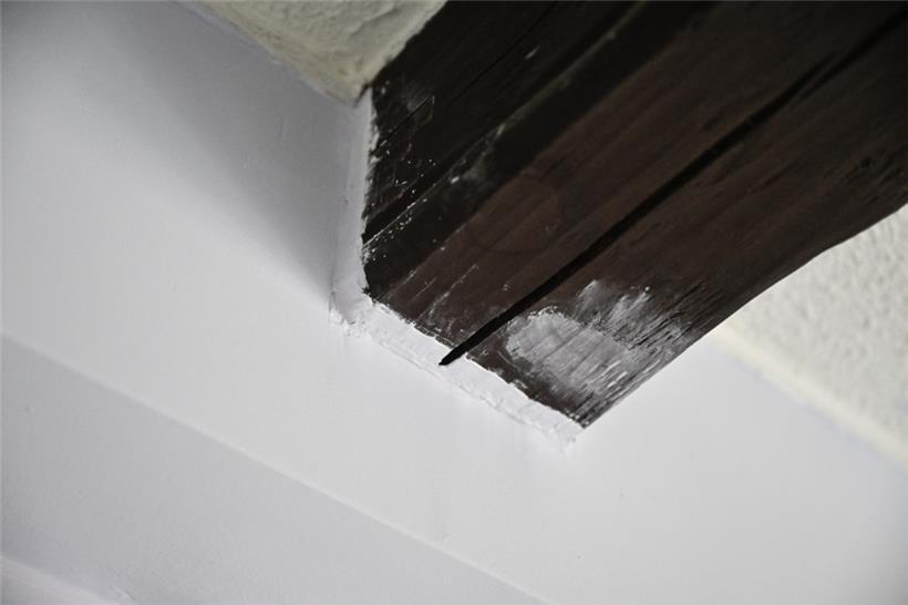 Da die rustikalen Balken im Esszimmer vor Beginn der Malerarbeiten nicht abgedec...