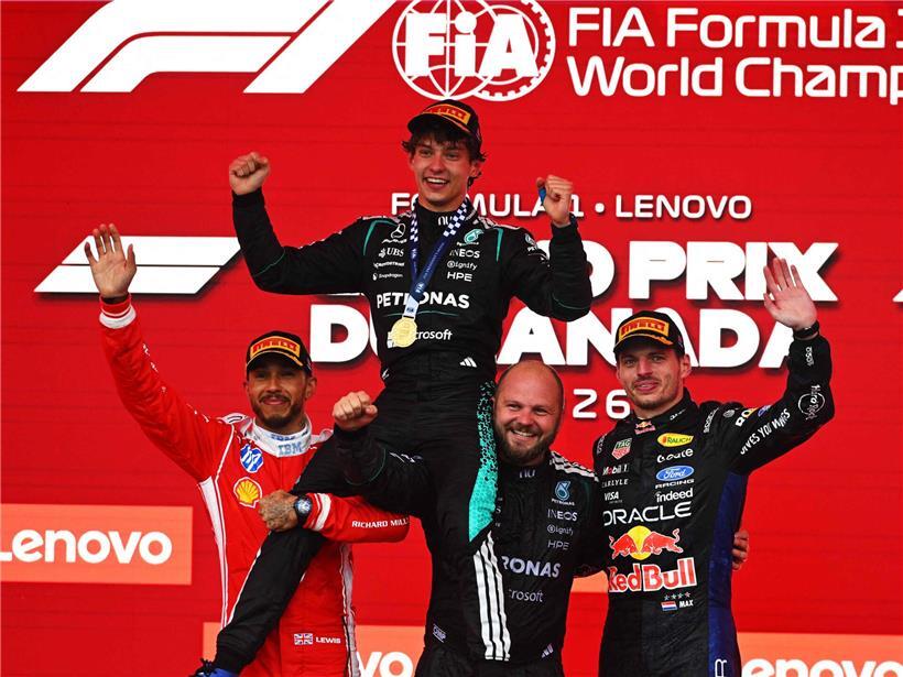 Kimi Antonelli sitzt nach seinem Sieg in Montréal auf den Schultern von Lewis Hamilton, Formel 1 Jubelmoment