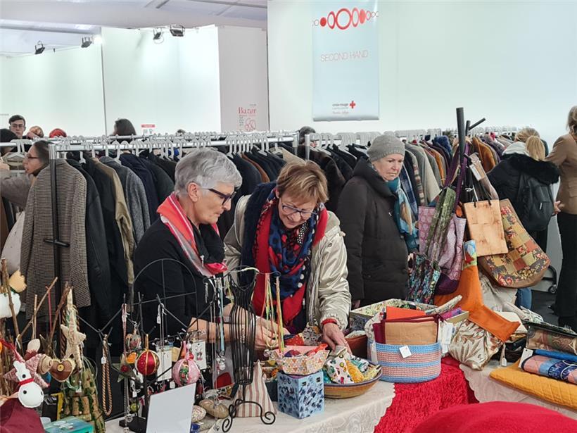 Da lohnt sich ein genauer Blick: Bei dem Basar des Rotes Kreuzes gab es viele schöne Angebote
