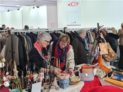 Da lohnt sich ein genauer Blick: Bei dem Basar des Rotes Kreuzes gab es viele schöne Angebote
