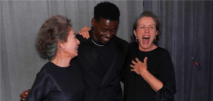 Da muss man einfach grinsen: Yuh-Jung Youn (l.), Daniel Kaluuya und Frances McDormand haben bei der Verleihung der goldenen Statuetten abgeräumt 
