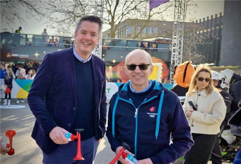 Postlauf-Teilnehmer mit Tröte beim gemeinschaftlichen Lauf-Event für Teamgeist und Spaß