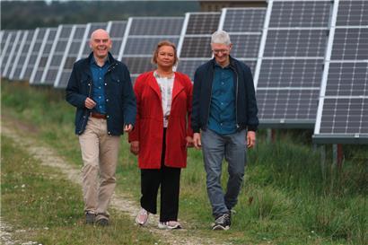 Dänemark, Hanstholm: Apple-Chef Tim Cook (r.) läuft im September 2023 zusammen mit Apple-Nachhaltigkeitschefin Lisa Jackson und Erik Andersen, CEO der dänischen Firma European Energy A/S, durch einen Solarpark in Hanstholm, Dänemark
