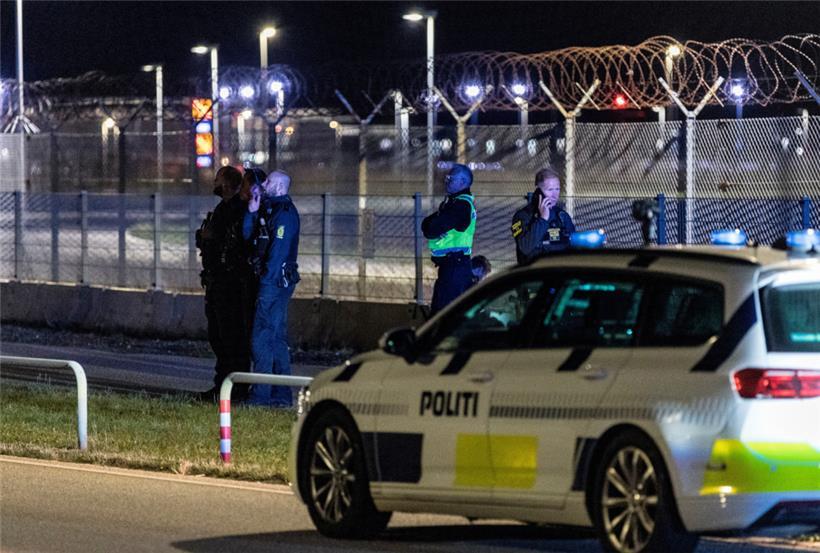 Dänische Polizisten patrouillieren am Flughafen, nachdem Drohnen im Luftraum über Kopenhagen gesichtet worden waren
