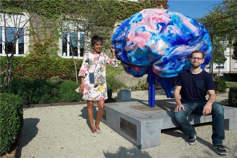 Dahlia Scholl, Präsidentin der „Nuit de la culture“, und Loïc Clairet, der in diesem Jahr den Posten des Generalkoordinators übernommen hat, vor der „Maison Mousset“ in Esch
