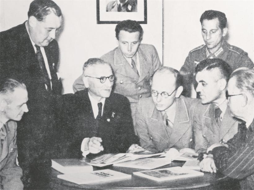 Damien Kratzenberg in schwarzem Anzug und Brille, ehemaliger VdB-Chef, 1946 wegen Staatsgefährdung verurteilt