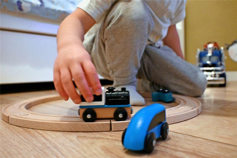 Damit Spielsachen dem Kind auch wirklich Freude bringen, sollte das Geschenk an das Alter angepasst sein

