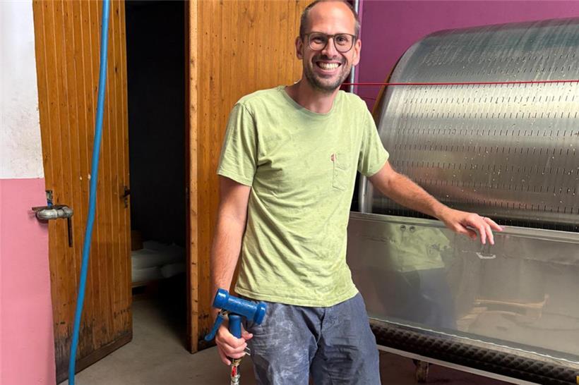 Damit hatten wir nicht gerechnet: Als wir am Tag nach der Lese in der Kellerei ankamen, stand erst einmal Saubermachen auf dem Programm
