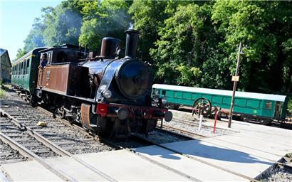 Dampflokomotiven-Feeling im Fond-de-Gras in der Gemeinde Petingen. Im grünen Eisenbahnwaggon kann man ab September übernachten. Die Schlafgelegenheit ist eine von elf Übernachtungsmöglichkeiten entlang des 90 Kilometer langen Wanderwegs Minett-Trail.
