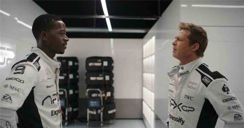 Damson Idris (l.) als Joshua Pearce und Brad Pitt (r.) als Sonny Hayes in einer Szene des Films „F1“, Rating: 3,5/5
