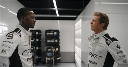 Damson Idris (l.) als Joshua Pearce und Brad Pitt (r.) als Sonny Hayes in einer Szene des Films „F1“, Rating: 3,5/5
