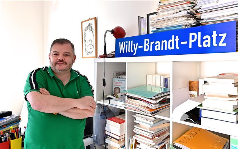 Dan Codello zu Hause in seinem Büro. Sein großes Vorbild Willy Brandt ist omnipräsent.
