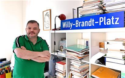 Dan Codello zu Hause in seinem Büro. Sein großes Vorbild Willy Brandt ist omnipräsent.

