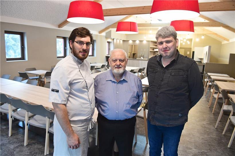 Dan, Marcel und Gilles Neiertz im neuen Speise- und Versammlungsraum des „Café b...