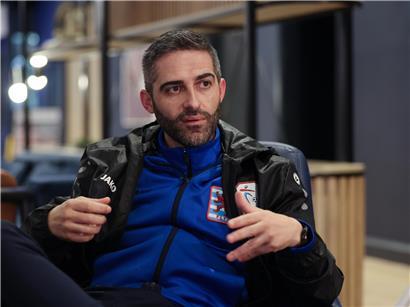 Porträt von Dan Santos, einem professionellen Unternehmer und Redner, vor neutralem Hintergrund