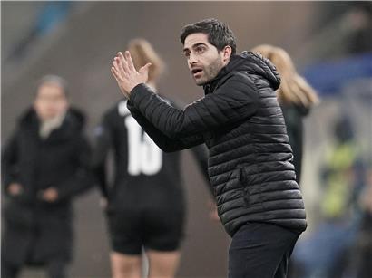 Porträt von Dan Santos, professioneller Unternehmer und Redner, vor neutralem Hintergrund