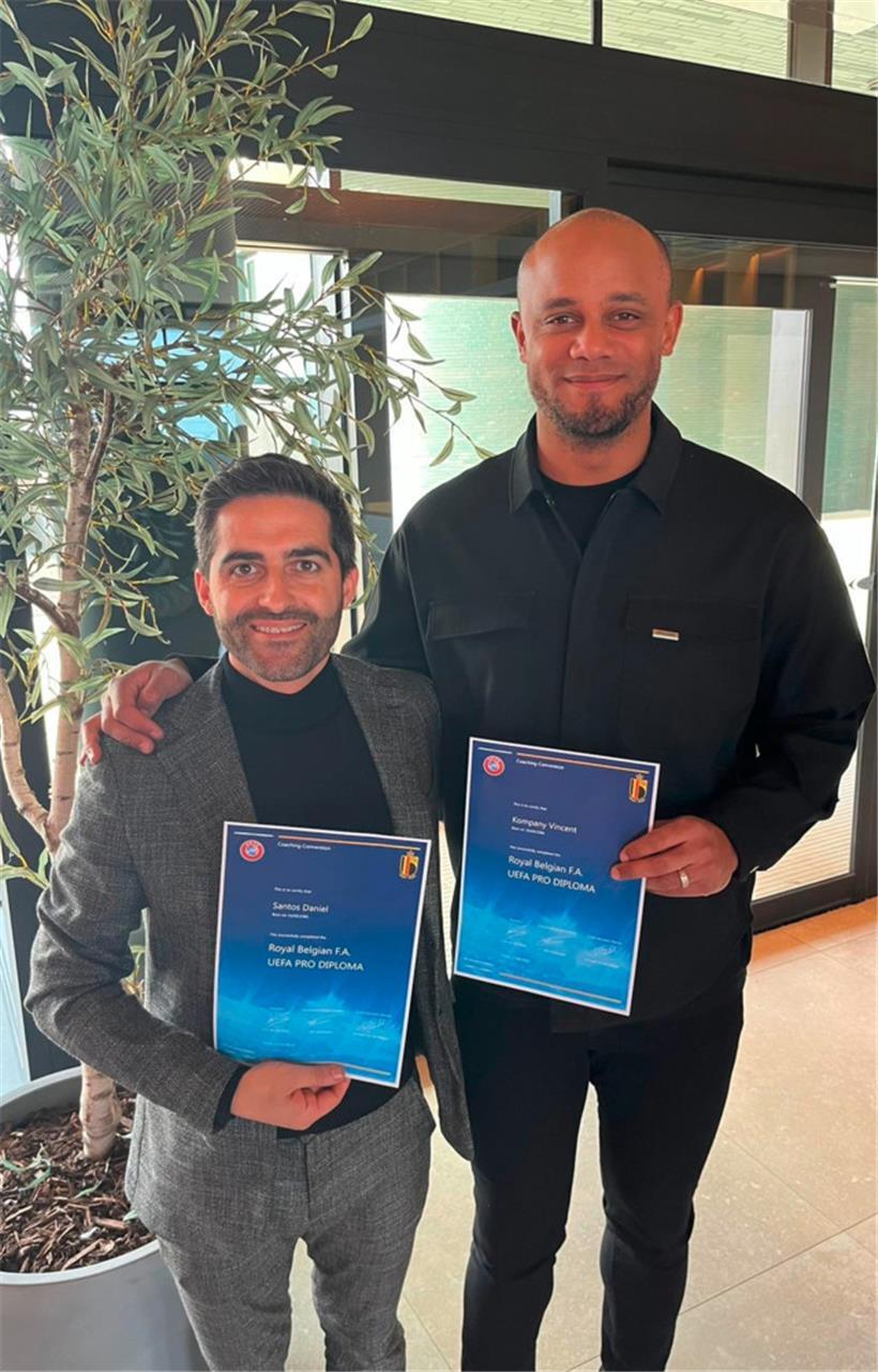 Dan Santos und Vincent Kompany mit ihrem neuem Diplom
