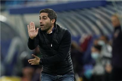 Dan Santos als Damennationaltrainer bei einer Trainingseinheit, Erfahrung in Frauenfußball und Teamführung