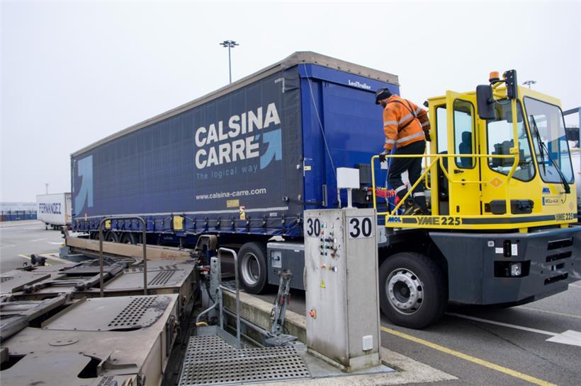 Danach wird der Anhänger befestigt und gesichert