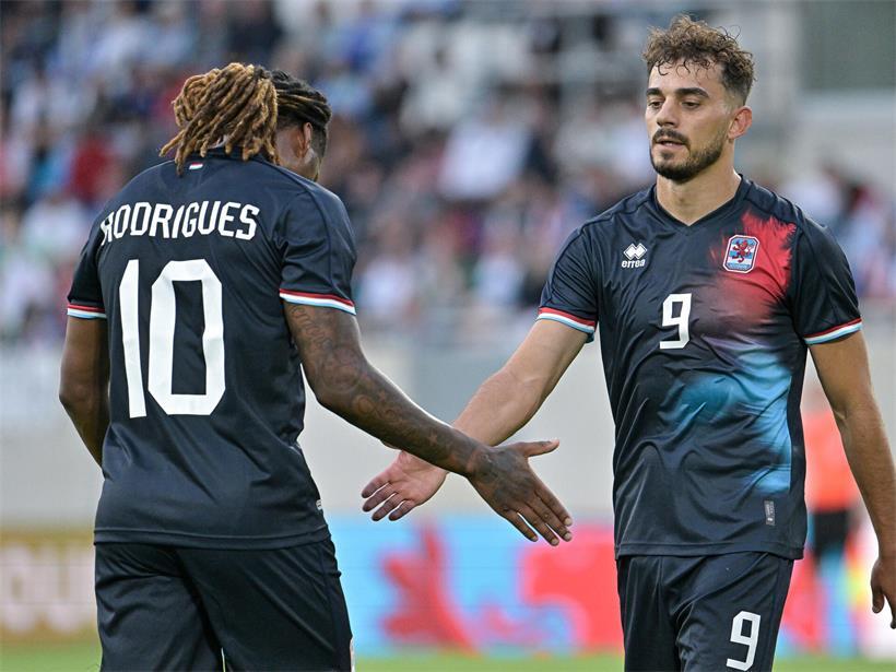 Danel Sinani (#9) und Gerson Rodrigues (#10) beim Freundschaftsspiel gegen Irland