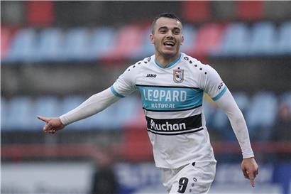 Danel Sinani hat einen Dreijahresvertrag beim Schlusslicht der Premier League unterschrieben
