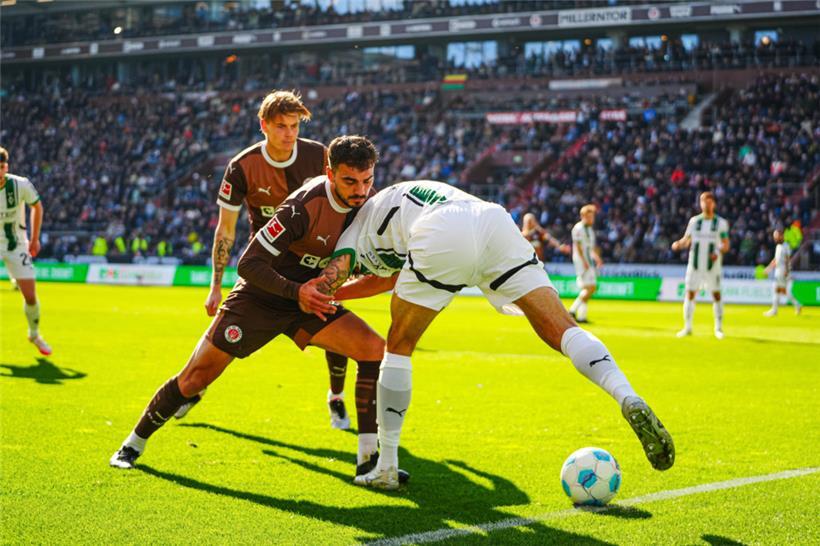 Danel Sinani (l.) und St. Pauli stemmten sich gegen die drohende Niederlage
