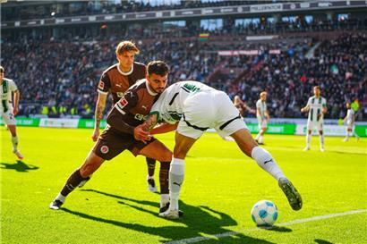 Danel Sinani (l.) und St. Pauli stemmten sich gegen die drohende Niederlage
