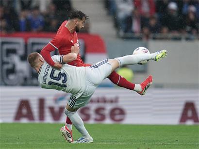 Danel Sinani im Zweikampf mit Gegenspielern während eines intensiven Fußballspiels