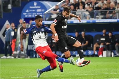Danel Sinani (r.) konnte seinen ersten Derbysieg mit St. Pauli feiern

