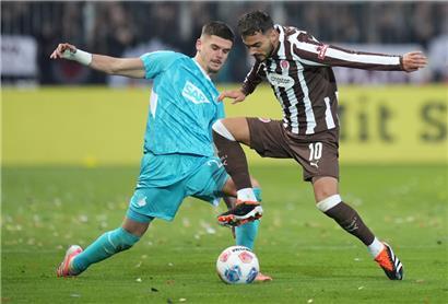 Danel Sinani (r.) und St. Pauli waren machtlos gegen Hoffenheim
