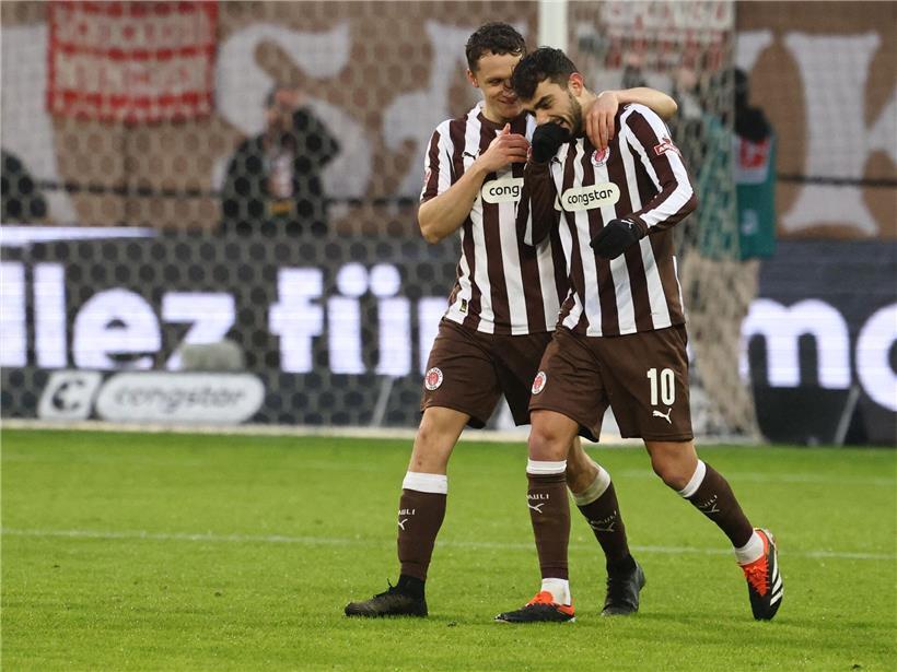 Danel Sinani in Aktion beim Fußballspiel, bereit für den nächsten Treffer am Samstag