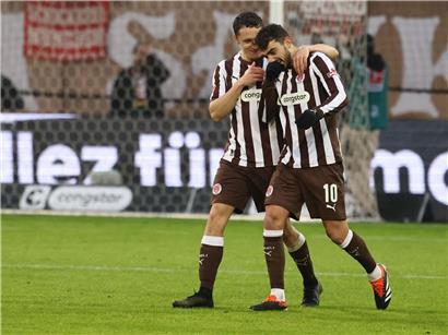 Danel Sinani in Aktion beim Fußballspiel, bereit für den nächsten Treffer am Samstag