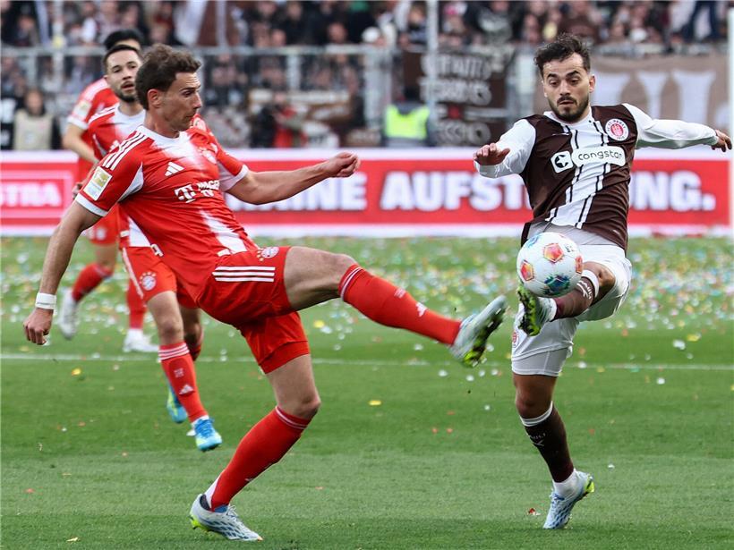 Danel Sinani verlässt den Fußballclub FC St. Pauli nach Spielende im Stadion