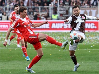 Danel Sinani verlässt den Fußballclub FC St. Pauli nach Spielende im Stadion