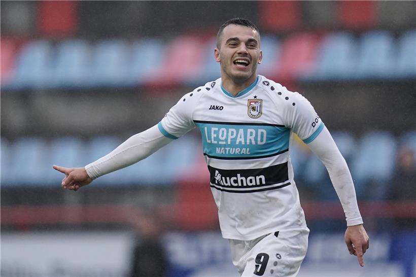 Danel Sinani wird bald im gelb-grünen Dress von Norwich auflaufen 
