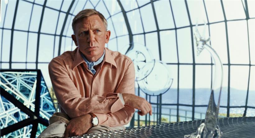 Daniel Craig als Detective Benoit Blanc in einer Szene des Films „Glass Onion: A Knives Out Mystery“ 
