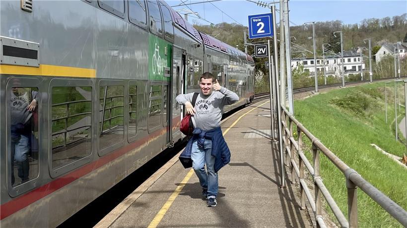 Daniel Kuffer unterstützt seinen Sohn beim Mobilitätstraining für mehr Selbstständigkeit und Beweglichkeit