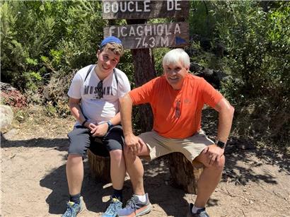 Daniel Kuffer mit seinem autistischen Sohn in der Natur, die ihm bei ADHS und Autismus gut tut.