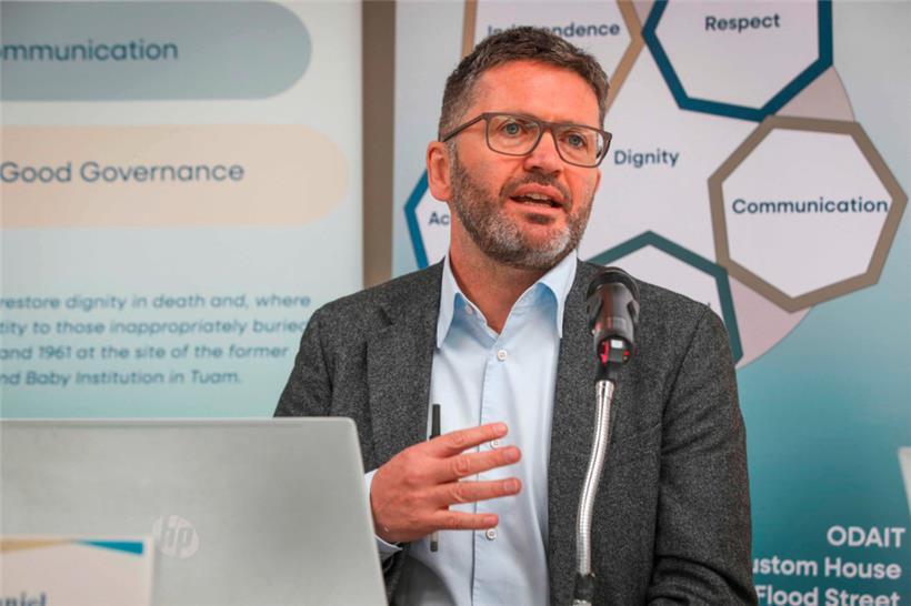 Daniel MacSweeney, der Leiter der Ausgrabungen erklärt das Vorgehen seiner Behörde
