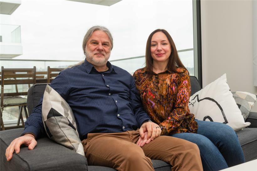 Daniel Porcedda und Veronika Basok. Seit vier Monaten sind sie in einer Mietwohnung auf Belval. Wie es in ihrem Appartement in Kyjiw aussieht, wissen beide nicht. Vor über einem Jahr mussten sie vor russischen Raketen fliehen und fast alles zurücklassen.
