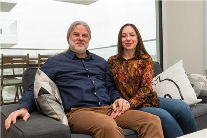 Daniel Porcedda und Veronika Basok. Seit vier Monaten sind sie in einer Mietwohnung auf Belval. Wie es in ihrem Appartement in Kyjiw aussieht, wissen beide nicht. Vor über einem Jahr mussten sie vor russischen Raketen fliehen und fast alles zurücklassen.
