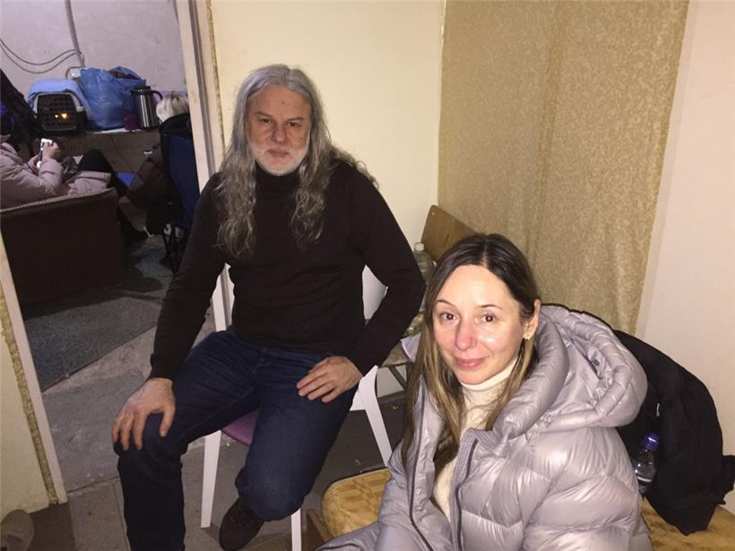 Daniel Porcedda und Veronika Basok im Schutzkeller ihres Hauses – kurz vor ihrer Hals-über-Kopf-Flucht aus der Ukraine nach Luxemburg
