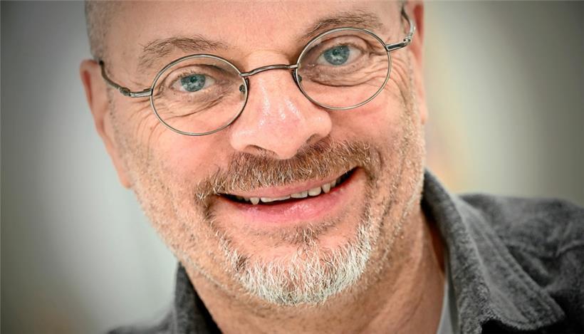 Daniel Theisen erklärt im Gespräch, wie schädlich stundenlanges Rumsitzen sein kann
